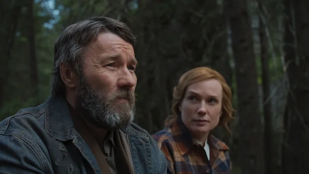 Joel Edgerton som Robert Grainier og Kerry Condon som Claire Thompson i Train Dreams