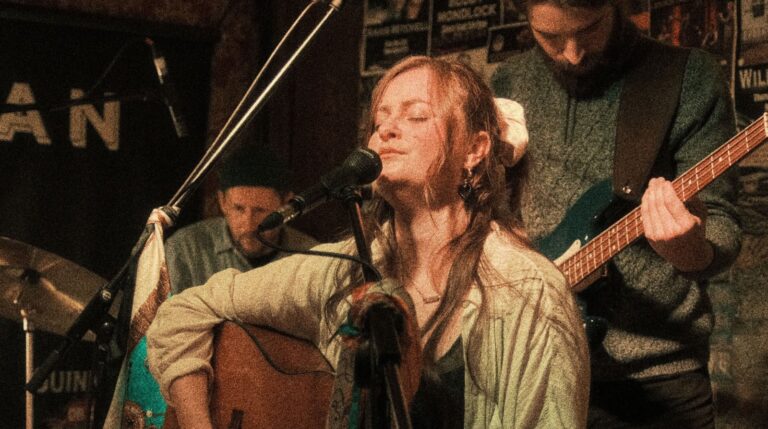 Bak musikken - Sarah Hickey