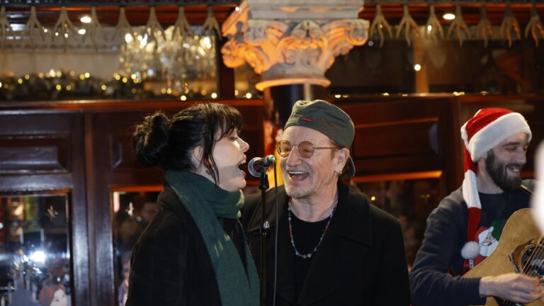 Bono og Imelda May blir med pÃ¥ den Ã¥rlige julekvelden i Dublin
    

