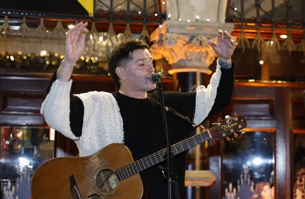Danny O'Donoghue synger