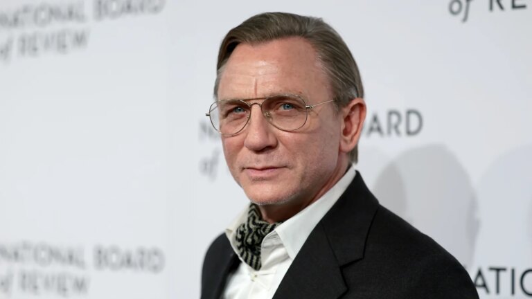 Daniel Craig jobber "hardere", men "nyter det mer" etter James Bond
    

