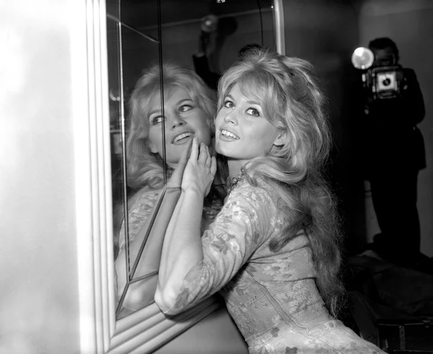 Brigitte Bardot pÃ¥ et hotell i London under en fotosamtale etter Ã¥ ha ankommet fra Paris for Ã¥ starte lokasjonsopptak for sin siste film 