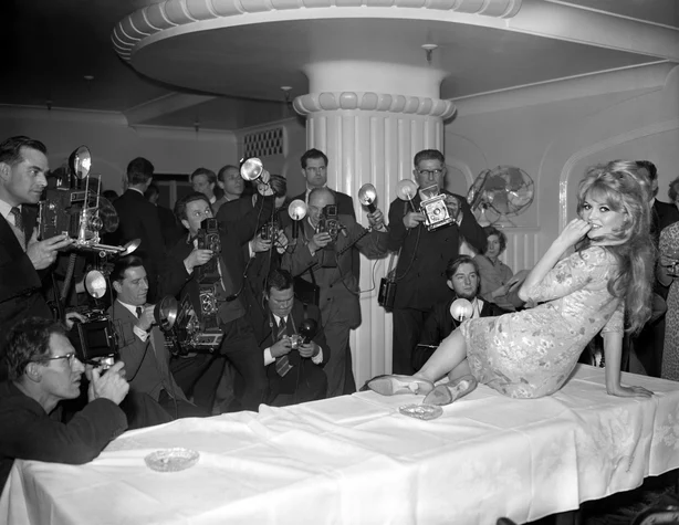 Bardot pÃ¥ et hotell i London under en fotosamtale etter Ã¥ ha ankommet fra Paris for Ã¥ starte lokasjonsopptak for sin siste film 