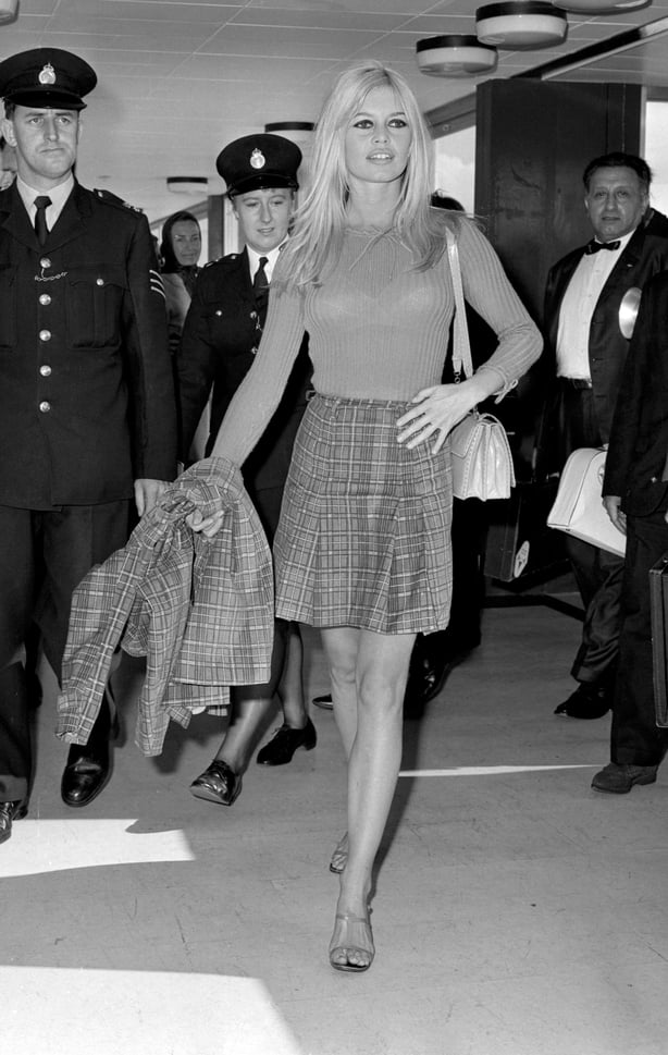 Den franske skuespillerinnen Brigitte Bardot har et nesten miniskjÃ¸rt i tartan og en matchende jakke, og ankommer London lufthavn for Ã¥ filme den engelsk-franske Â«Two Weeks in SeptemberÂ» der hun spiller en fransk modell.
