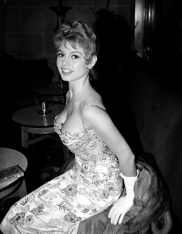 Den franske skuespillerinnen Brigitte Bardot pÃ¥ Cafe Royal, London, hvor hun deltok pÃ¥ BBC Television "LÃ¸rdag kveld ute" sendes med andre stjerner som skal delta i Royal Command Film Performance fÃ¸r dronningen.