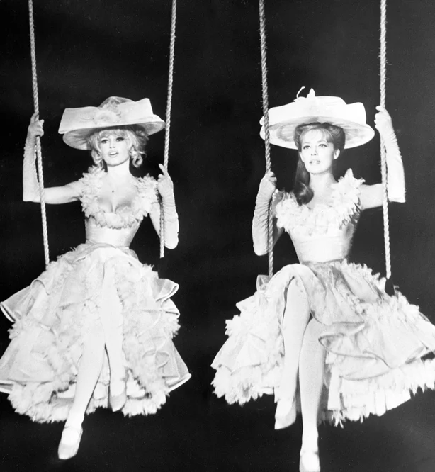 Brigitte Bardot (til venstre) og Jeanne Moreau, som spiller i den nye filmen Viva Maria, skal Ã¥pne i London til vÃ¥ren.