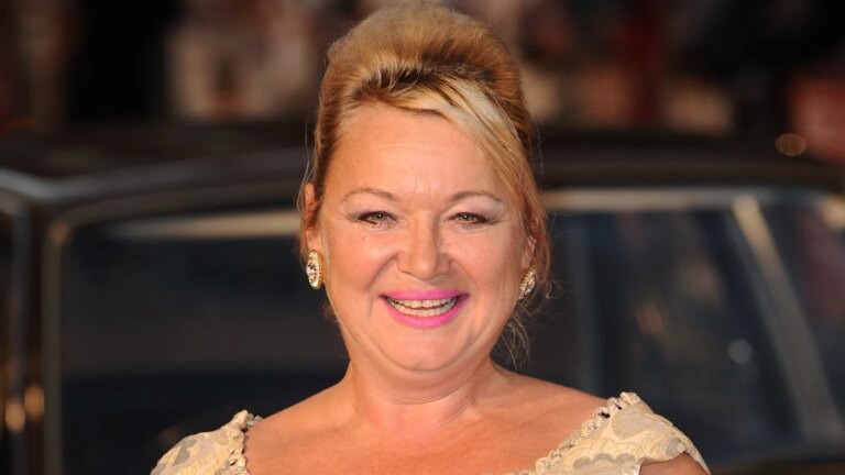 EastEnders' Debbie kommer tilbake med Barry og Pat pÃ¥ tirsdag
    

