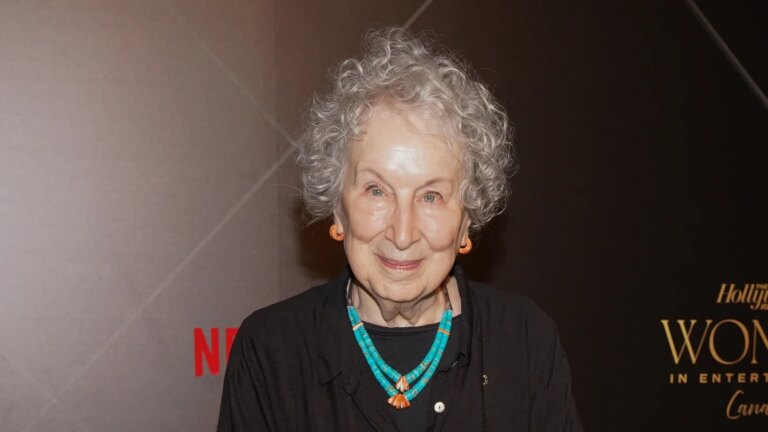 Historien om at Handmaid's Tale blir "mer og mer plausibel" - Margaret Atwood
    

