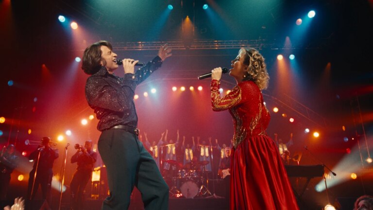 Hugh Jackman og Kate Hudson blender i det sanne musikalske dramaet Song Sung Blue
    

