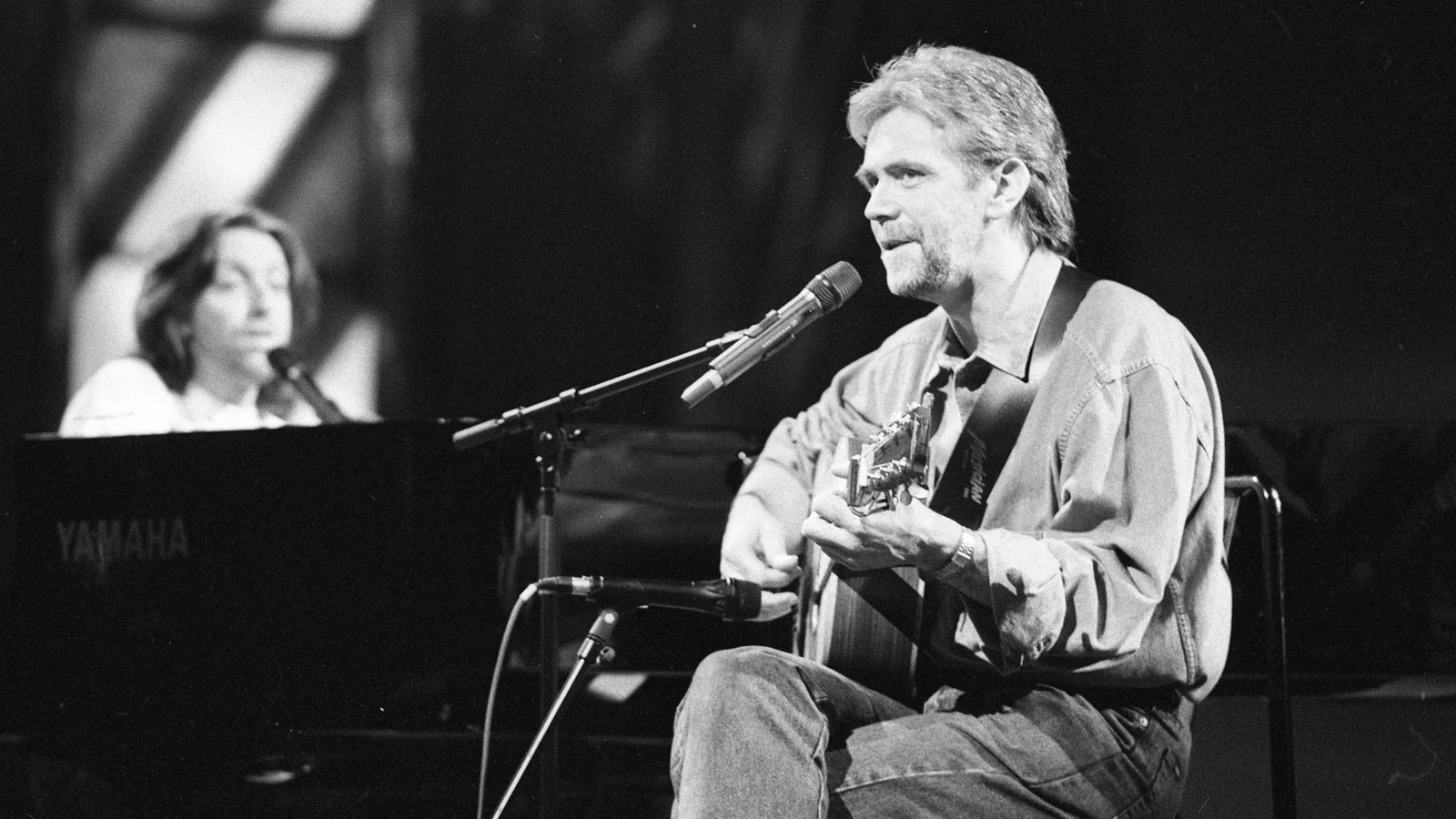 Irlands Eurovision-vinner Charlie McGettigan har til hensikt Ã¥ returnere trofeet til stÃ¸tte for Nemo