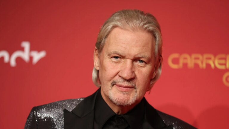 Johnny Logan sier at Israel bÃ¸r fjernes fra Eurovision
    

