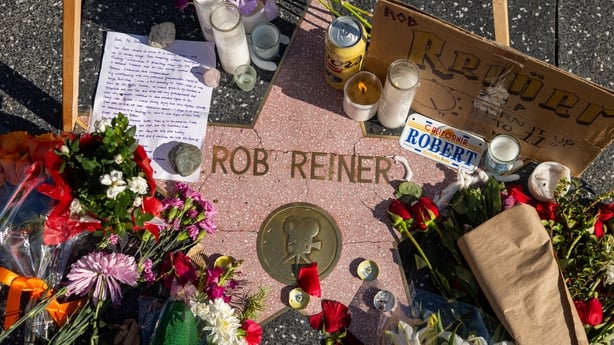   Blomster, lys og andre minner lÃ¥ pÃ¥ Hollywood-stjernen til regissÃ¸r og skuespiller Rob Reiner 