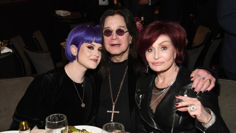 Sharon og Kelly Osbourne husker Ozzy Osbourne pÃ¥ 77-Ã¥rsdagen
    

