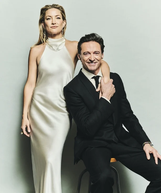 Kate Hudson og Hugh Jackman poserer for et portrett
