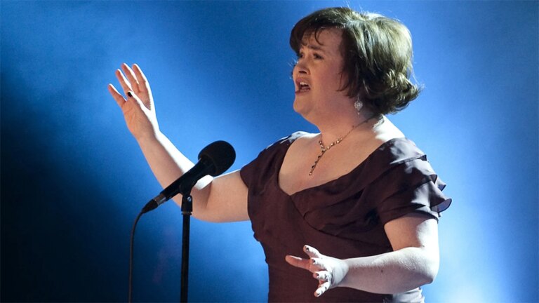 Susan Boyle synger gratulerer med dagen til TimothÃ©e Chalamet nÃ¥r filmstjernen fyller 30 Ã¥r
    

