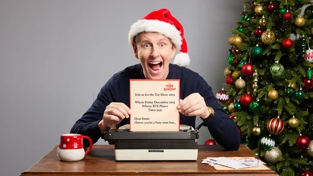 Patrick Kielty poserer i nisselue i et promoopptak for The Toy Show