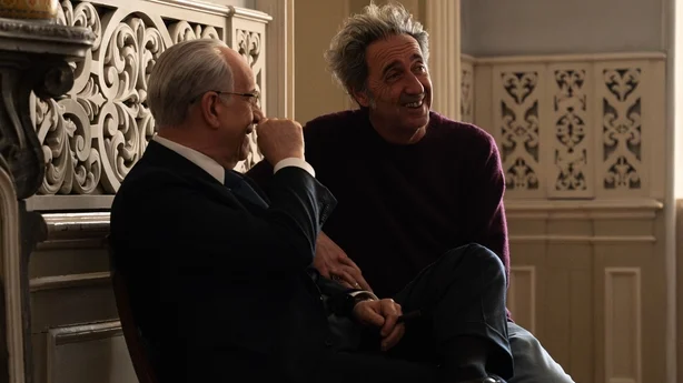 (LR) Skuespiller Toni Servillo og regissÃ¸r Paolo Sorrentino deler en latter pÃ¥ settet til La Grazia