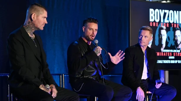LONDON, ENGLAND â€“ 30. SEPTEMBER: Shane Lynch, Keith Duffy og Ronan Keating fra Boyzone nÃ¥r de kunngjÃ¸r Â«One For The RoadÂ» pÃ¥ The London Irish Centre 30. september 2025 i London, England. Den siste avskjedskonserten avholdes pÃ¥ Emirates Stadium i London 6. juni 2026. (Foto: Stua