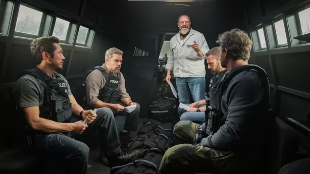 (LR) Skuespillerne Steven Yeun som detektiv Mike Ro og Matt Damon som løytnant Dane Dumars, skribent-regissør Joe Carnahan, og Ben Affleck som detektivsersjant JD Byrne og Kyle Chandler som DEA-agent Mateo 'Matty' Nix på settet til The Rip Foto: Claire Folger/Netflix