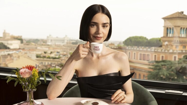 Netflixs Emily In Paris fornyes for en sjette sesong
    

