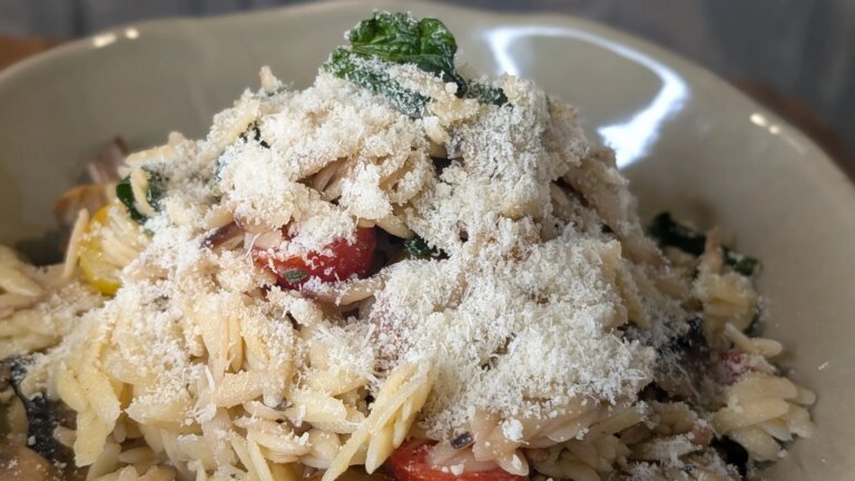 Paul Flynns orzo med sopp, spinat, sitron og parmesan
    

