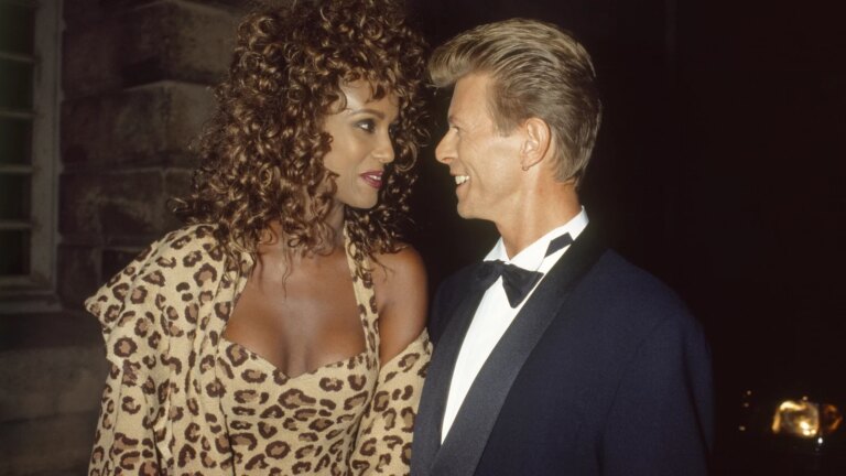 Iman hyller avdÃ¸de ektemann David Bowie med Blackstar-tatovering
    

