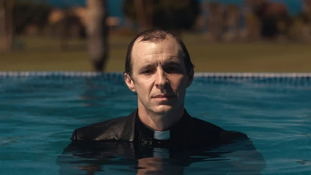 Tom Vaughan Lawlor som Fr Vincent i RTÉ-dramaet These Sacred Vows