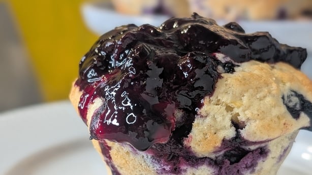 En sitron- og blåbærmuffins toppet med blåbærsaus