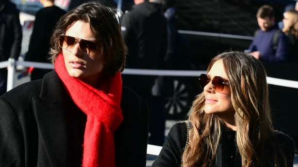   Liz Hurley (R) og hennes sÃ¸nn Damian Hurley ankommer begravelsesseremonien for den avdÃ¸de italienske motedesigneren Valentino 