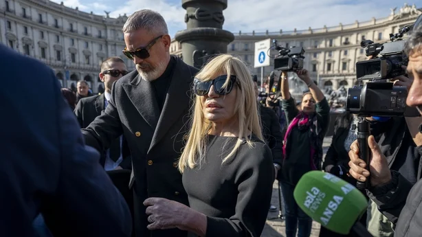 Donatella Versace forlater begravelsesseremonien til den avdÃ¸de italienske motedesigneren Valentino
