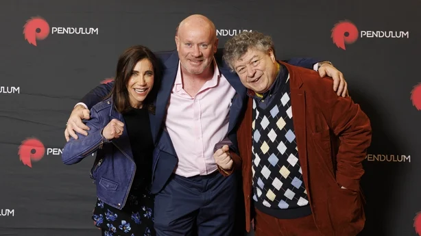 Pendulum Summit-medgrÃ¼nder Frankie Sheahan (i midten) avbildet med foredragsholderne Rory Sutherland - nestleder Ogilvy og Mather, forfatter av 'Alchemy', TEDx Talk sensation og Alison Levine, New York Times bestselger 'Force of Nature' bak scenen i The Convention Centre.