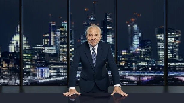 Alan Sugar in the Apprentice styrerommet Foto: BBC/Naked/Ray Burmiston