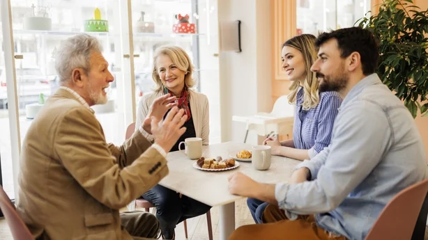 Flergenerasjonsfamilie pÃ¥ en kafÃ©