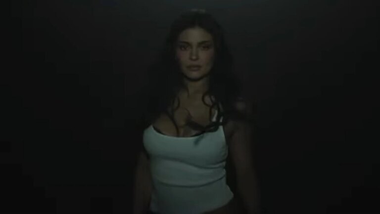 Kylie Jenner spiller hovedrollen i Charli XCX sin nye musikkvideo
    


