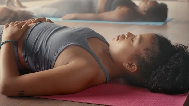 kvinne som gjÃ¸r yoga