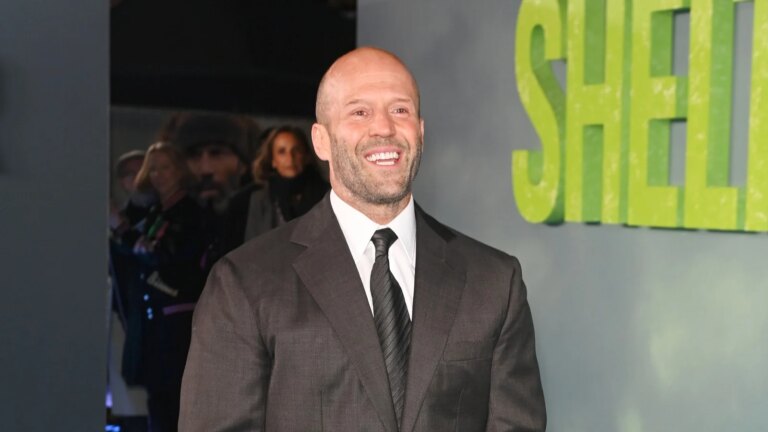 Actionstjernen Jason Statham hyller stuntdobler som "ubesynge helter" av filmer
    

