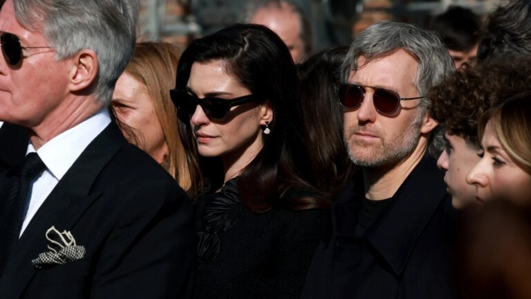 Anne Hathaway og Liz Hurley blant kjendiser ved Valentino-begravelsen i Roma
    

