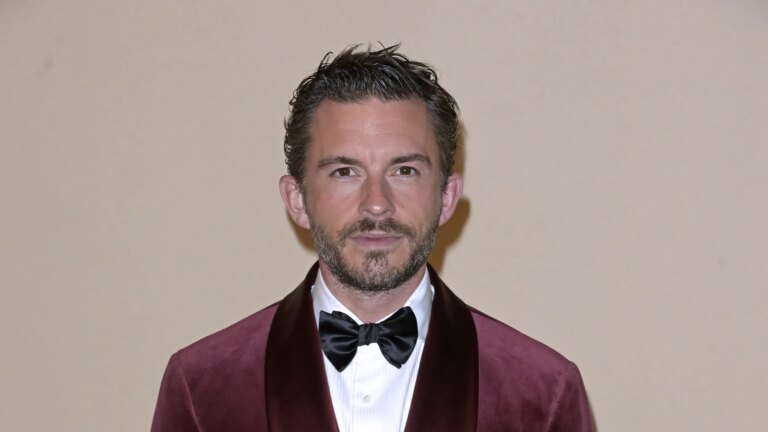 Bridgerton-stjernen Jonathan Bailey sier "vanskelig Ã¥ ikke le" under intime scener
    

