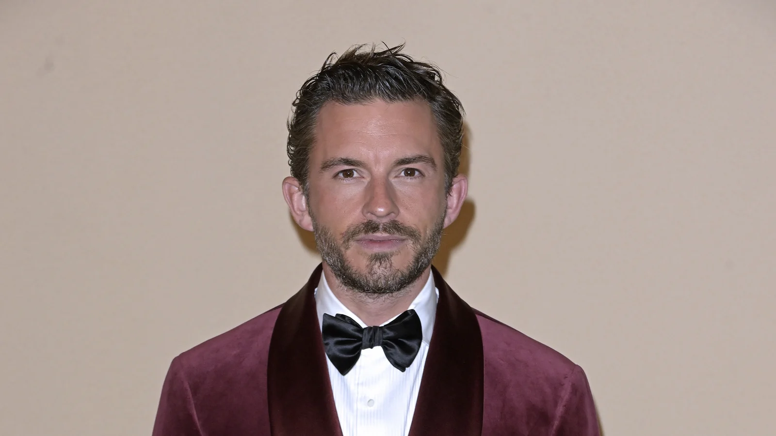 Bridgerton-stjernen Jonathan Bailey sier "vanskelig Ã¥ ikke le" under intime scener