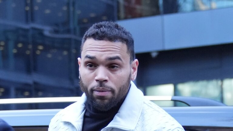 Chris Brown mÃ¸ter ved domstolen i London i en "flaskeangrepssak".
    

