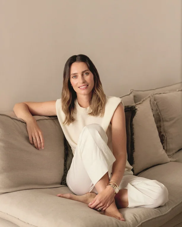 Ella Mills sitter pÃ¥ en sofa
