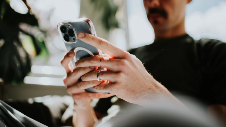 "Dele" en telefon med partneren din for Ã¥ unngÃ¥ tilbakefall av avhengighet
    

