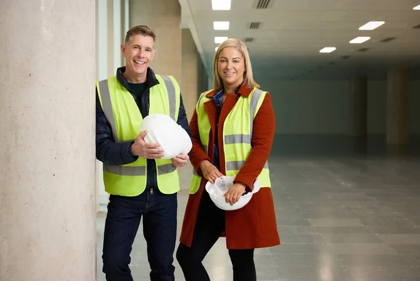 Dermot Bannon og Claire Irwin ifÃ¸rt hi-vis vester og hjelmer