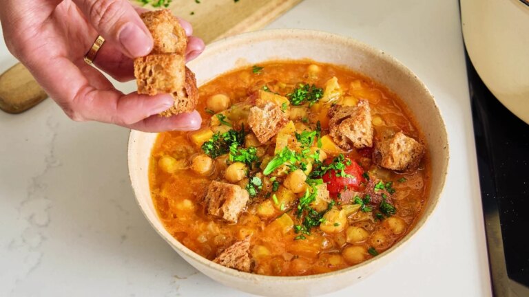 Ella Mills' chunky kikert- og linsesuppe med tahini og tomater
    

