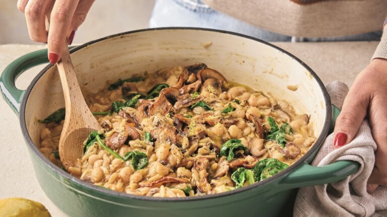 Ella Mills' kremaktige hvite bÃ¸nne- og sopp-orzo-risotto
    

