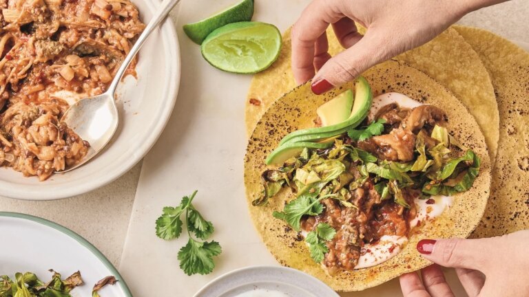 Ella Mills' pulled aubergine tortillas med sprÃ¸ kÃ¥l
    

