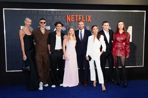 (venstre til hÃ¸yre) Mia Regan, Romeo Beckham, Cruz Beckham, Harper Beckham, David Beckham, Victoria Beckham, Brooklyn Beckham og Nicola Peltz ankommer premieren pÃ¥ Netflix sin dokumentarserie Beckham pÃ¥ Curzon Mayfair i London. Brooklyn Beckham, den eldste sÃ¸nnen David og Victoria Beckham, har