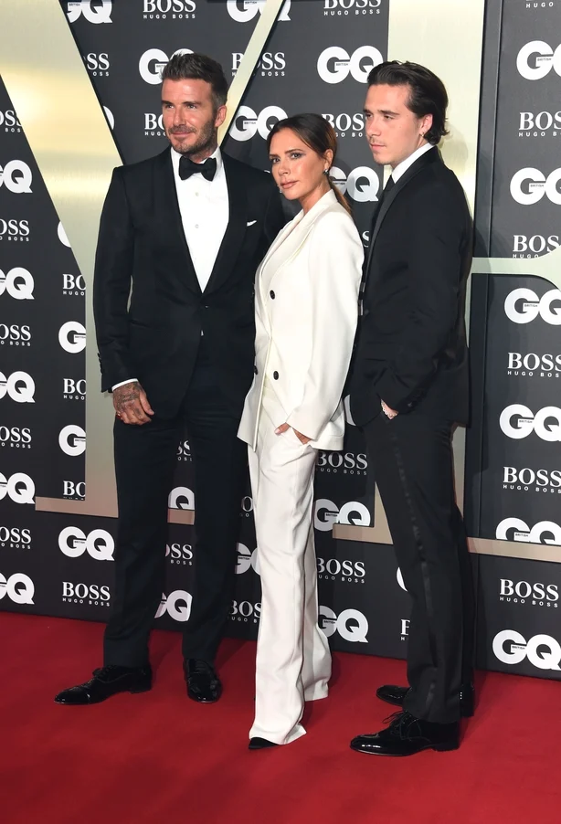 03/09/19 av David Beckham (til venstre), Victoria Beckham og Brooklyn Beckham som ankommer GQ Men of the Year Awards 2019 i samarbeid med Hugo Boss, holdt pÃ¥ Tate Modern i London. Brooklyn Beckham, den eldste sÃ¸nnen David og Victoria Beckham, har skapt overskrifter med en rekke innlegg pÃ¥ sin Insta