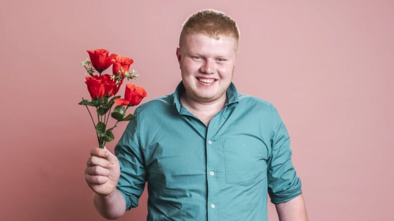 First Dater snakker om Ã¥ overta en pub klokken 19 pÃ¥ seriepremiere
    


