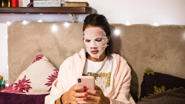 Gen Z hopper over nattelivet: "Jeg er i beste alder og jeg er i pysjamasen min"
    

